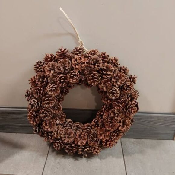 Handcrafted pinecones winter christmas door decoration wreath - Picture 6 of 10